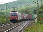 Eine SBB Cargo Lok mit einem Gterzug kurz vor Ebringen.