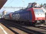 Zwei Re 482 warten im Bahnhof Art Goldau am 28.9.2008 mit einem Gterzug auf den Abfahrtsbefehl