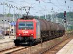 482 020-5 durchfhrt mit einem Kesselwagenzug den Bhf Neustrelitz.