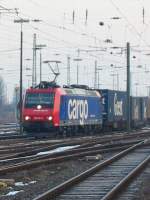 Hier sieht man die 482-035 die am 3.3.2005 mit einem langen Gterzug in Worms Hbf wartete.