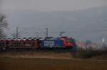 Herbstlich mit Farbtupfer: 482 012-2 der SBB Cargo zieht einen Autotransportzug an den Auslufern der Alb vorbei.