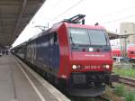 Die 482 025-8 steht mit Sonderzug83663 von Berlin-Lichtenberg nach Offenburg zur Abfahrt bereit.(21.05.05)