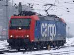 Bei leiten Schneefall rangiert 482 033-8 der SBB am 13.01.2010 in Aachen West.