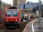 482 015-5 fhrt mit einem Containerzug am 22.01.2010 auf Gleis 1 durch den Aachener Hbf nach Aachen West. 