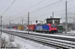 Nach dem blichen IC kam die Re482 007-2 der SBB mit einem kurzen Containerzug aus dem Schnee dahergepeitscht,Elstal (20.01.10)