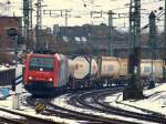 482 029-6 legt sich mit einem Containerzug am 03.02.2010 vor Aachen West in die Kurve.