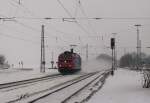 482 005 der SBB Cargo fuhr am 13.02.2010 Solo als LZ durch das kleine Winterliche Dorf Mangolding.