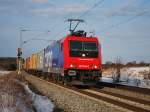 Als htte sie sich fr diesen sonnigen Wintertag herausgeputzt, rollt Re 482 048-6 mit einem Containerzug am 19.02.2010 ber die KBS 380 Richtung Hannover.