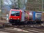 Hier legt sich 482 049-4 von der SBB Cargo am 03.04.2010 aus richtung Kln kommend in die letzte Kurve vor Aachen West.