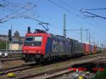 482 042-9 und 198 211-6 bei der Durchfahrt in Berlin Beusselstrasse, am 03.06.10.