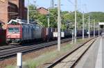 482 042-9 der SBB Cargo mit einem Containerzug in Rathenow.