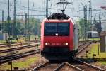 Die erste Mehrsystemlok des Bombardier Typs TRAXX F140 AC1 der SBB Cargo (Re 482 000-7) bewegt sich durch das Vorfeld des Badischen Bahnhofs in Basel am 04.06.2010.