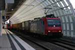 Durch die dichte Belegung des einen Gtergleises im Bahnhof Ludwigshefen Mitte kommt es sehr oft vor, das Zge die im Blockabstand fahren auflaufen und vor dem Rot des Signals halten mssen wie hier Lok 482 033 am morgen des 9.9.05