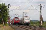 482 011-4 der SBB Cargo mit einem Gterzug Richtung Bonn und 101 034-7 mit dem IC2114 nach Hamburg Altona bei Sechtem, 9.8.10