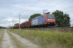 482 020-5 der SBB Cargo mit einem Holzzug zwischen Growudicke und Rathenow in Richtung Stendal. 17.08.2010  Netten Gru zurck an den Lokfhrer.