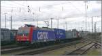 Re 482 046-0 durchfhrt mit einem Containerzug Richtung Schweiz den Badischen Bahnhof in Basel.