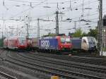 Paralleleinfahrt der RE9 und 482 027-0 der SBB-Cargo im Hbf Aachen.