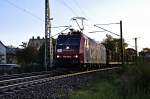 am frhen Morgen zieht 482 020 einen Holzzug aus dem Bf Stralsund am 20.10.2010