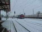 482 046 und ES 64 U2-101 standen am 29.12.2010 in Stendal.