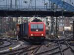 482 048-6 der SBB Cargo mit einem Containerzug am 08.01.2011 unter der Burtscheider Brcke von Aachen West kommend bei der Durchfahrt des Aachener Hbf.