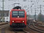 Auf dem Weg nach Aachen West zieht 482 009-8 am 19.02.2011 auf der KBS 480 von Kln kommend einen Containerzug ber das Burtscheider Viadukt auf Gleis 4 durch den Aachener Hbf.