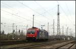 Nachdem Raildox 482 046 reichlich Holz brachte, geht es solo Richtung Rathenow zurck (gesehen Stendal 25.03.2011).