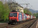 SBB 482 005-6 mit Schwestermaschiene am 13.4.2011 durch Bonn Oberkassel.