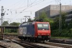 Eine Schweizer 482 016-3 von SBB Cargo rangiert in Aachen-West bei Sommerwetter.