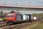 SBB Cargo 482 016 fhrt am 19.4.11 mit einem Gterzug durch Duisburg-Entenfang.