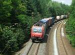 Re 482 002 von Cargo ist am 10.Juli 2011 mit einem Conatinerzug in Gttingen-Leineberg Richtung Eichenberg unterwegs.