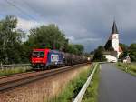 Die Re 482 045 am 19.06.2011 mit einem Kesselwagenzug unterwegs bei Hausbach.