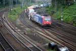 Eine Schweizer 482 000-7 von der SBB Cargo kommt mit einem gemischten Containerzug aus Richtung Kln und fhrt in Aachen-West ein  bei Wolken.