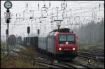 Re 482 005-6 verlsst bei typischem Novemberwetter mit einem gemischten Gterzug am 17.11.2007 Rostock-Seehafen.