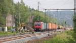 428 035-3 schlngelt sich mit ihrem Containerzug in Richtung Sden weiter durch Eschwege West.