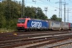 482 005-6 von SBB-Cargo kommt mit einem gemischten LKW-Zug aus Richtung Koblenz und fhrt durch Kln-Gremberg nach Kln-Eifeltor bei Sommerwetter.