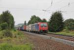 Die (aufgrund des Lichtgrues)  schielende  482 039-5 mit Containerzug in Fahrtrichtung Norden.