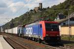 SBB Cargo 482 045 (i.E.fr RTB) zieht am 17.8.11 die RTB Lok V151  Josy  und einen Gterzug durch Kaub.