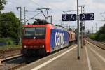 In Ludwigslust kommt die 482 025 mit einer Class 66 von Wittenberge am Bahnsteig 3 vorbei gefahren.