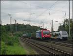 SBB 482 047 trifft mit seinem Containerzug auf MRB 460 005 in Kln West (21.09.2011)