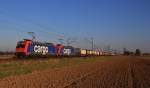 482 045 -2 und 182 -.- der SBB Cargo in Mangolding am 22.10.2011 .