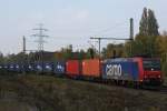 SBB Cargo 482 033 am 25.10.11 mit einem Containerzug bei der Durchfahrt durch Hamburg-Unterelbe.