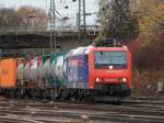 482 026-2 der SBB-Cargo am 04.12.2011 mit einen Containerzug unter der Brcke Turmstrasse von Kln kommend im Gleisvorfeld von Aachen West.