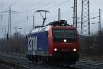 Die SBB Cargo 482 017 fuhr am 20.1.12 als Lz bei strmenden Regen durch Ratingen-Lintorf.