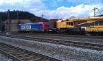 Re 482 der SBB Cargo steht am 20.04.2012 mit einem Bauzug in Pressig-Rothenkirchen auf der Frankenwaldbahn.