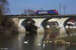 SBB Cargo 482 047-8 vor Gterzug Richtung Passau, KBS 880 Nrnberg - Passau, fotografiert auf der Vilsbrcke in Vilshofen am 23.03.2011