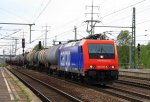 Eine Schweizer 482 037-9 von SBB Cargo kommt durch Berlin-Flughafen-Schnefeld mit einem Kesselzug aus Richtung Potsdam und fhrt in Richtung Berlin-Zoo,Polen bei Sonne Wolken Mix am 18.5.2012.