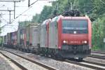 Re 482 016-3 zusammen mit Re 482 025-4 von SBB Cargo durchfahren den Bahnhof von Dreieich-Buchschlag am 05.06.2012.