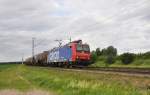 482 006 der SBB mit Kesseln auf der Rheintalbahn bei Waghusel am 9.6.2012