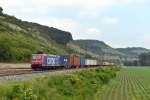 Re 482 010 mit einem Containerzug Richtung Gemnden am 02.06.2012 unterwegs bei Karlstadt.