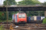 482 005-6 von der SBB Cargo kommt aus Richtung Kln mit einem Containerzug aus Italien und fhrt in Aachen-West ein in der Abendstimmung am 18.7.2012.